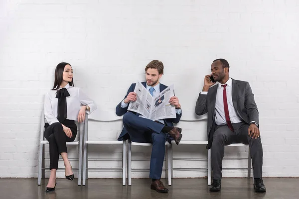 Jóvenes Empresarios Multiculturales Que Esperan Una Entrevista Trabajo —  Fotos de Stock