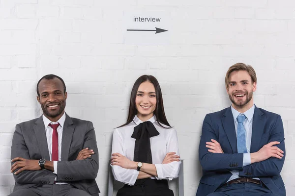 Portret Van Glimlachende Multiculturele Business Mensen Met Armen Gekruist Wachten — Stockfoto