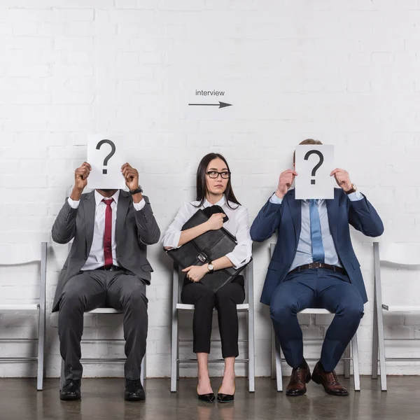 Asian Businesswoman Sitting Multicultural Businessmen Holding Cards Question Marks While — Stock Photo, Image