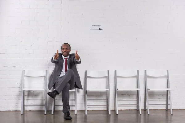 Hombre Negocios Afroamericano Mostrando Pulgares Hacia Arriba Mientras Espera Entrevista — Foto de Stock