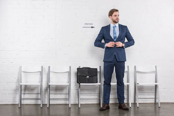 Caucasiano Empresário Abotoando Terno Enquanto Espera Por Entrevista Emprego — Fotografia de Stock