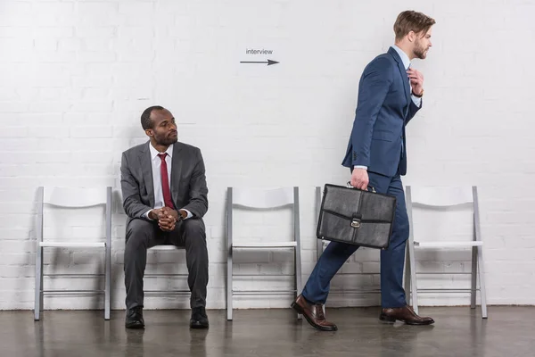 Afrikanischer Amerikanischer Geschäftsmann Sieht Kaukasischen Kollegen Beim Vorstellungsgespräch — Stockfoto