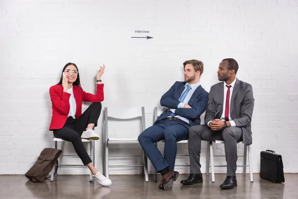 Hombres Negocios Multiétnicos Mirando Mujer Negocios Asiática Hablando Teléfono Inteligente — Foto de Stock