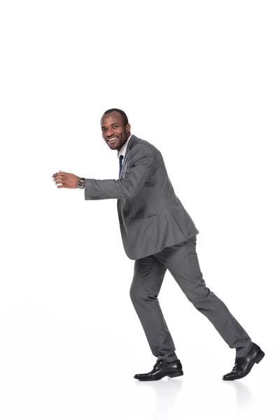 白で隔離ウォーキング スーツで笑顔のアフリカ系アメリカ人実業家  — 無料ストックフォト