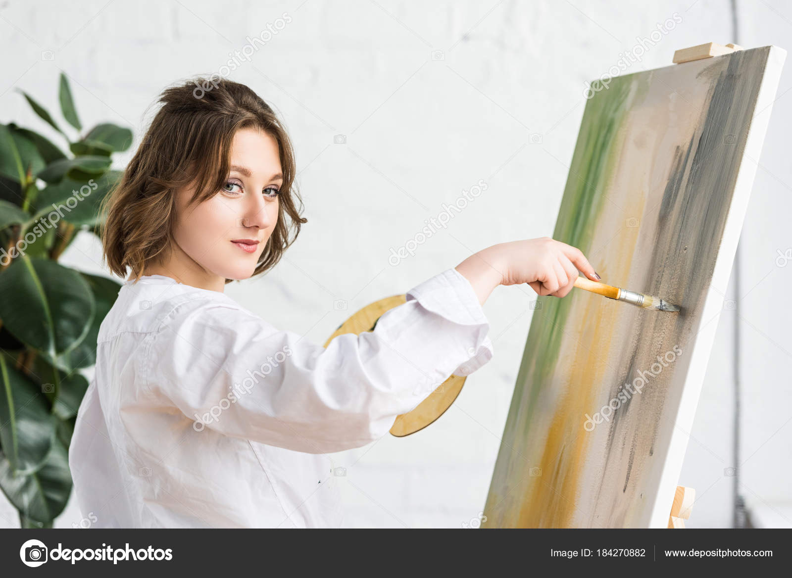 Young Inspired Girl Working Easel Light Studio — Free Stock Photo