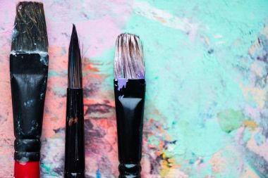 Sanatsal fırçaların yakından görmek paletinde renkli boya noktalar ile kaplı