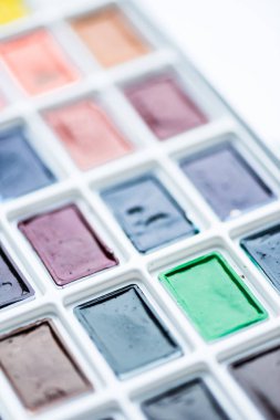 Renkli boya plastik beyaz kutusunda ayarlayın