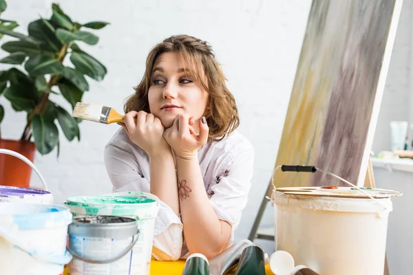 Jovem Menina Inspirada Sonhando Com Escovas Nas Mãos Estúdio Luz — Fotografia de Stock