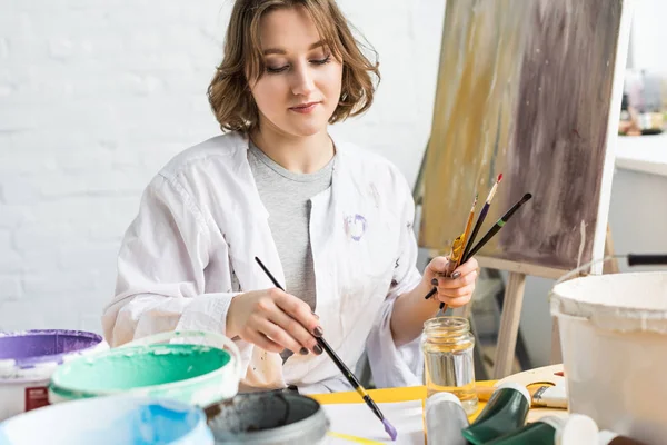 Chica Creativa Joven Haciendo Muestras Pintura Estudio Luz — Foto de Stock