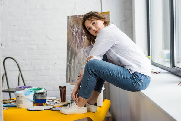 Chica Joven Sentada Alféizar Ventana Estudio Luz — Foto de stock gratis