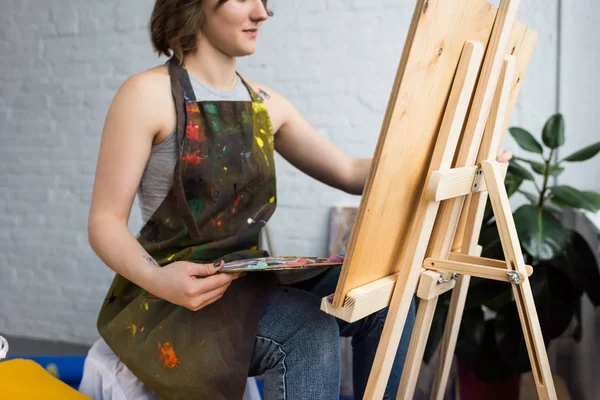 Young Artistic Girl Painting Canvas Light Studio — Stock Photo, Image