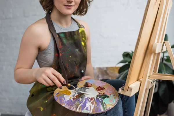 Close View Young Creative Girl Painting Knife Light Studio — Stock Photo, Image