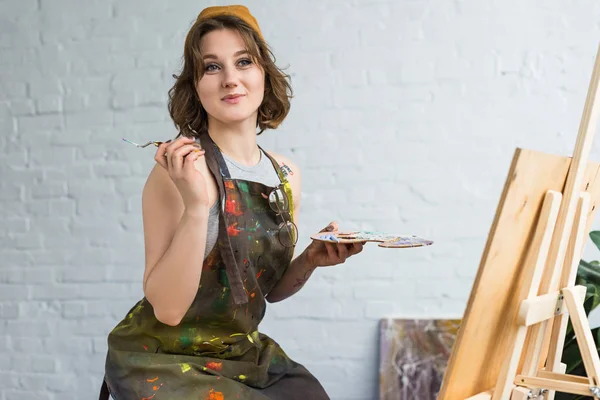 Joven Chica Inspirada Trabajando Con Cuchillo Pintura Por Caballete Estudio — Foto de Stock