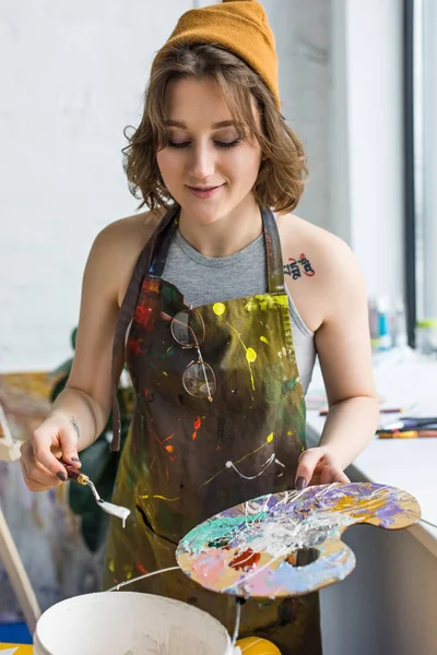 Chica Creativa Joven Trabajando Con Cuchillo Pintura Paleta Estudio Luz — Foto de Stock