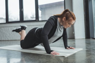 Kilolu kız itme yapıyor ups spor salonunda
