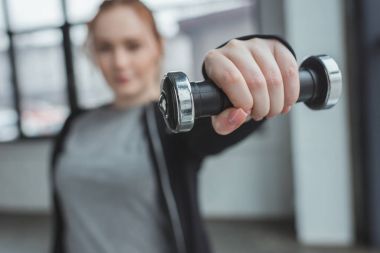 Spor salonunda halter kaldırma curvy kız görünümünü yakın çekim