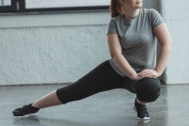 Spor salonunda bacak germe kız kilolu