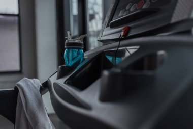 Su şişesi yakın çekim görünümünü spor salonunda treadmill
