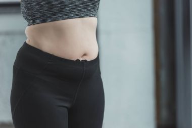 Yakın çekim curvy kız oryantal içinde jimnastik salonu