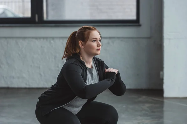 Overweight Girl Training Sports Center — Stock Photo, Image