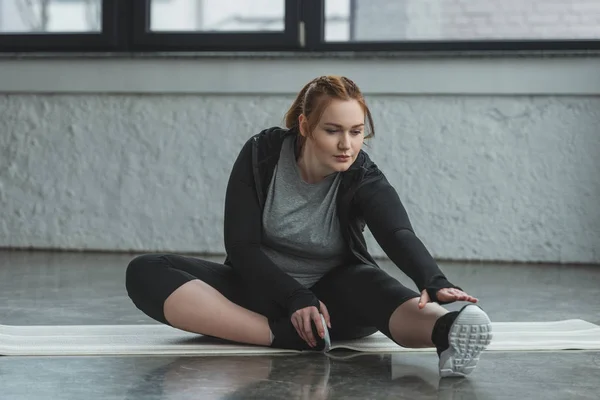 Obese Girl Stretching Floor Gym — Stock Photo, Image