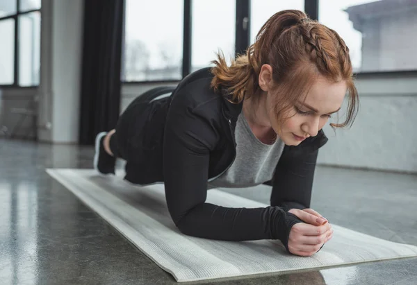 Curvy Holka Tělocvičně Stojící Prkně — Stock fotografie