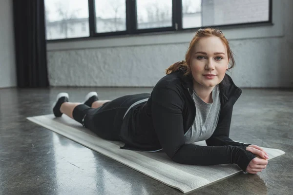 Obese Girl Lying Floor Looking Camera Gym — Stock Photo, Image