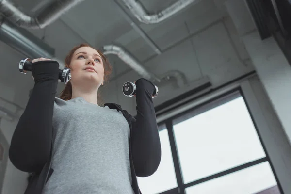 Överviktig Tjej Tränar Med Hantlar Gymmet — Stockfoto