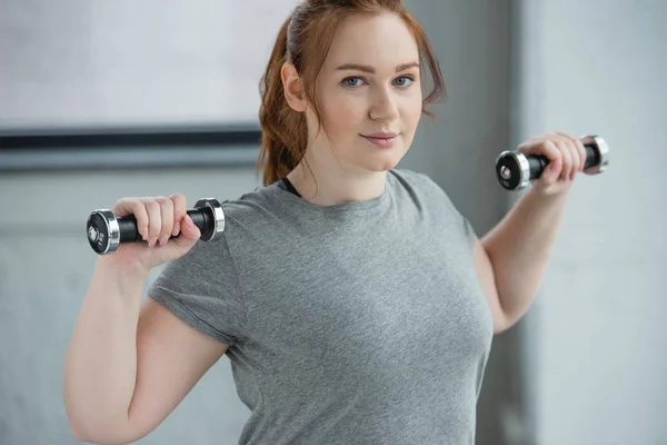 Overweight Girl Lifting Dumbbells Gym — Stock Photo, Image