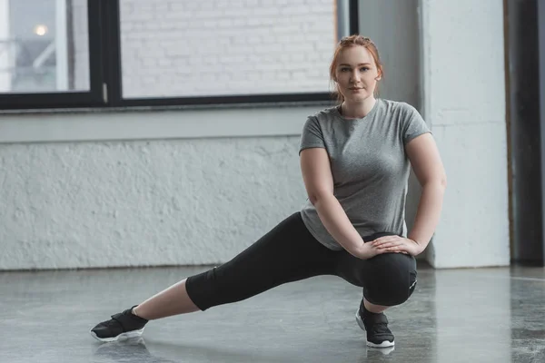 Zwaarlijvige Meisje Benen Strekken Sportschool — Stockfoto