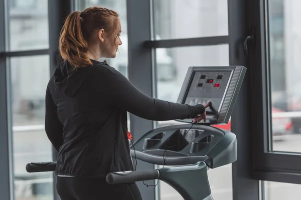 Chica Curvilínea Ajustando Cinta Correr Centro Deportivo — Foto de stock gratis