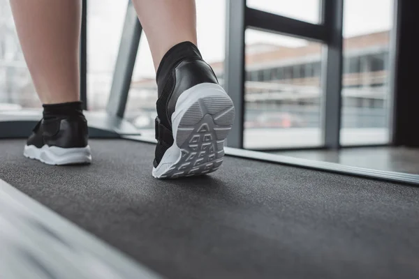 Nahaufnahme Übergewichtige Mädchenfüße Auf Dem Laufband Fitnessstudio — Stockfoto