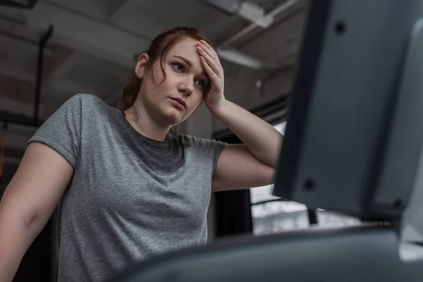 Obèse Fille Reposant Sur Tapis Roulant Dans Salle Gym — Photo