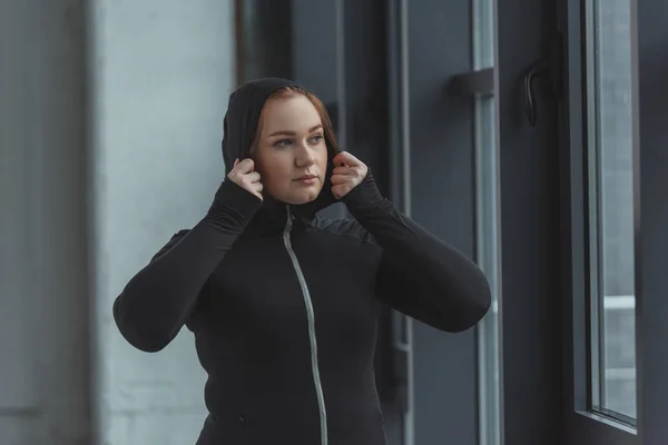 Obese Girl Standing Window Fixing Her Hood Gym — Stock Photo, Image