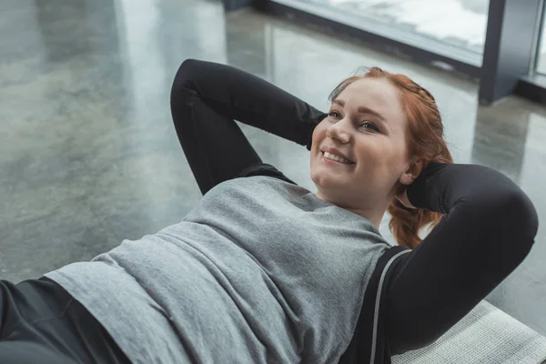 Übergewichtige Mädchen Führen Sit Ups Fitnessstudio Durch — Stockfoto