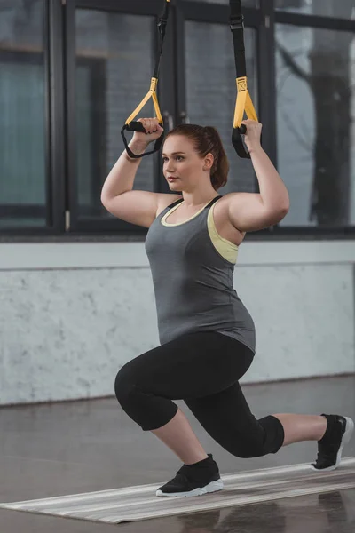 Fille Surpoids Formation Sur Bande Résistance Dans Salle Gym — Photo