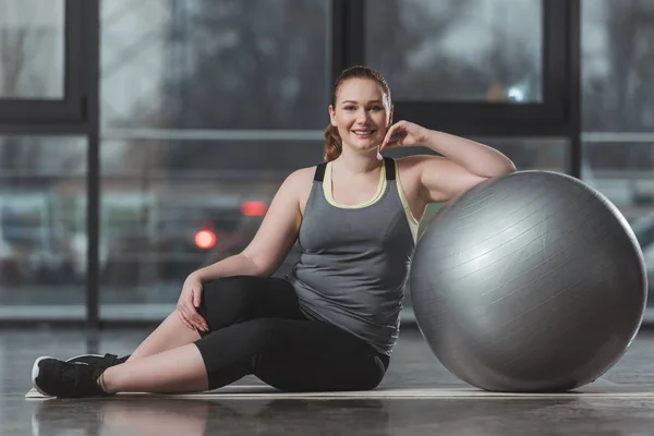 Übergewichtiges Mädchen Sitzt Mit Fitnessball Fitnessstudio Auf Dem Boden — Stockfoto