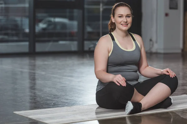 Fettleibig Lächelndes Mädchen Während Der Meditation Der Turnhalle — Stockfoto