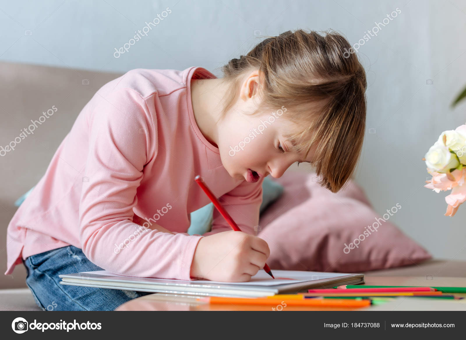 Bambino Con Sindrome Con Entusiasmo Disegno Con Matite Colorate — Foto Stock