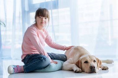 Labrador geri almak ile katta oturan down Sendromlu Çocuk