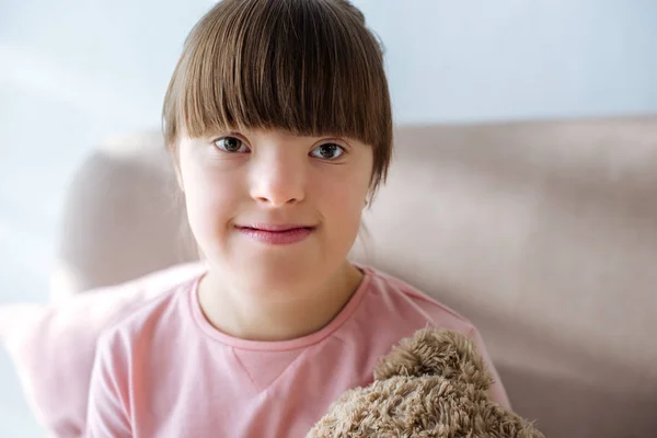 Kind Mit Syndrom Sitzt Auf Sofa Mit Teddybär Spielzeug — Stockfoto