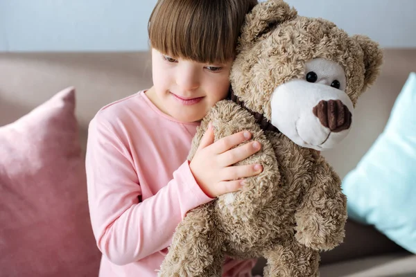 Kind Mit Syndrom Sitzt Auf Sofa Und Umarmt Teddybär — Stockfoto
