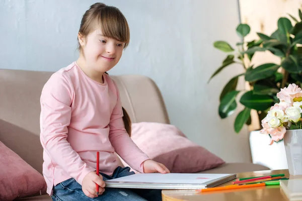 Kind Met Syndroom Van Zoek Naar Tekening Met Kleurrijke Potloden — Stockfoto