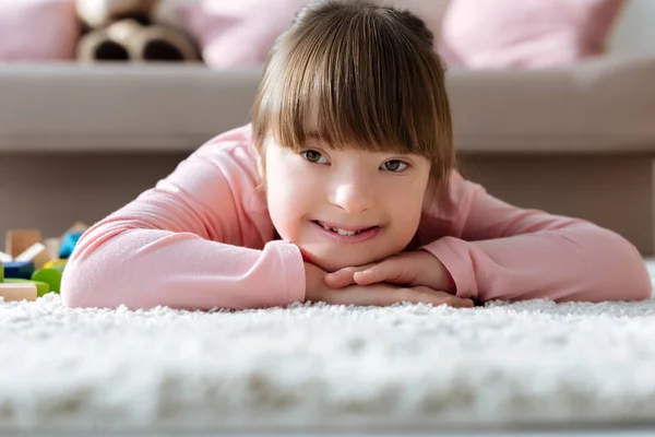 Niño Sonriente Con Síndrome Tumbado Suelo — Foto de Stock