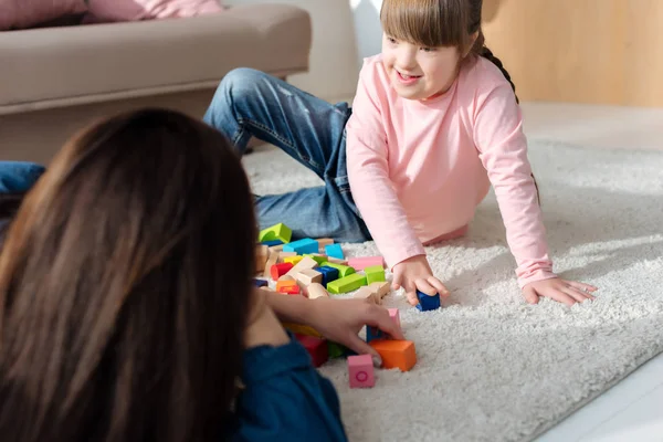 Dochter Met Syndroom Haar Moeder Spelen Met Speelgoed Kubussen — Stockfoto