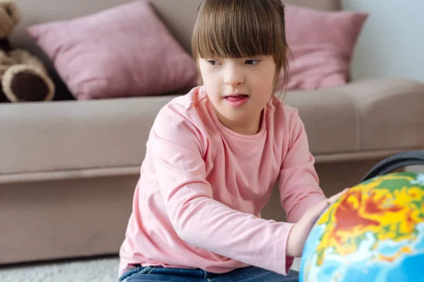 Дитина Синдромом Вниз Грає Глобусом — Безкоштовне стокове фото