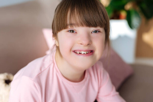 Портрет счастливого ребенка с синдромом Дауна
