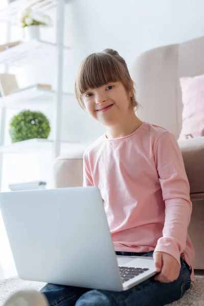 Niño Sonriente Con Síndrome Usando Laptop — Foto de Stock