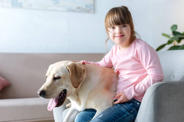 Barn Med Downs Syndrom Och Labrador Retriever Sitter Stol — Stockfoto