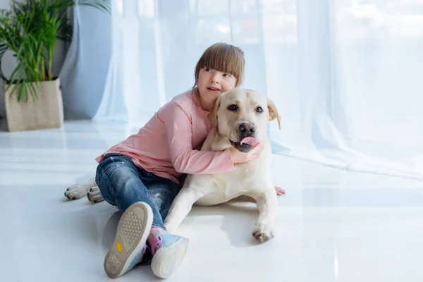 Niño Con Síndrome Abrazando Labrador Retriever Acostado Suelo — Foto de Stock